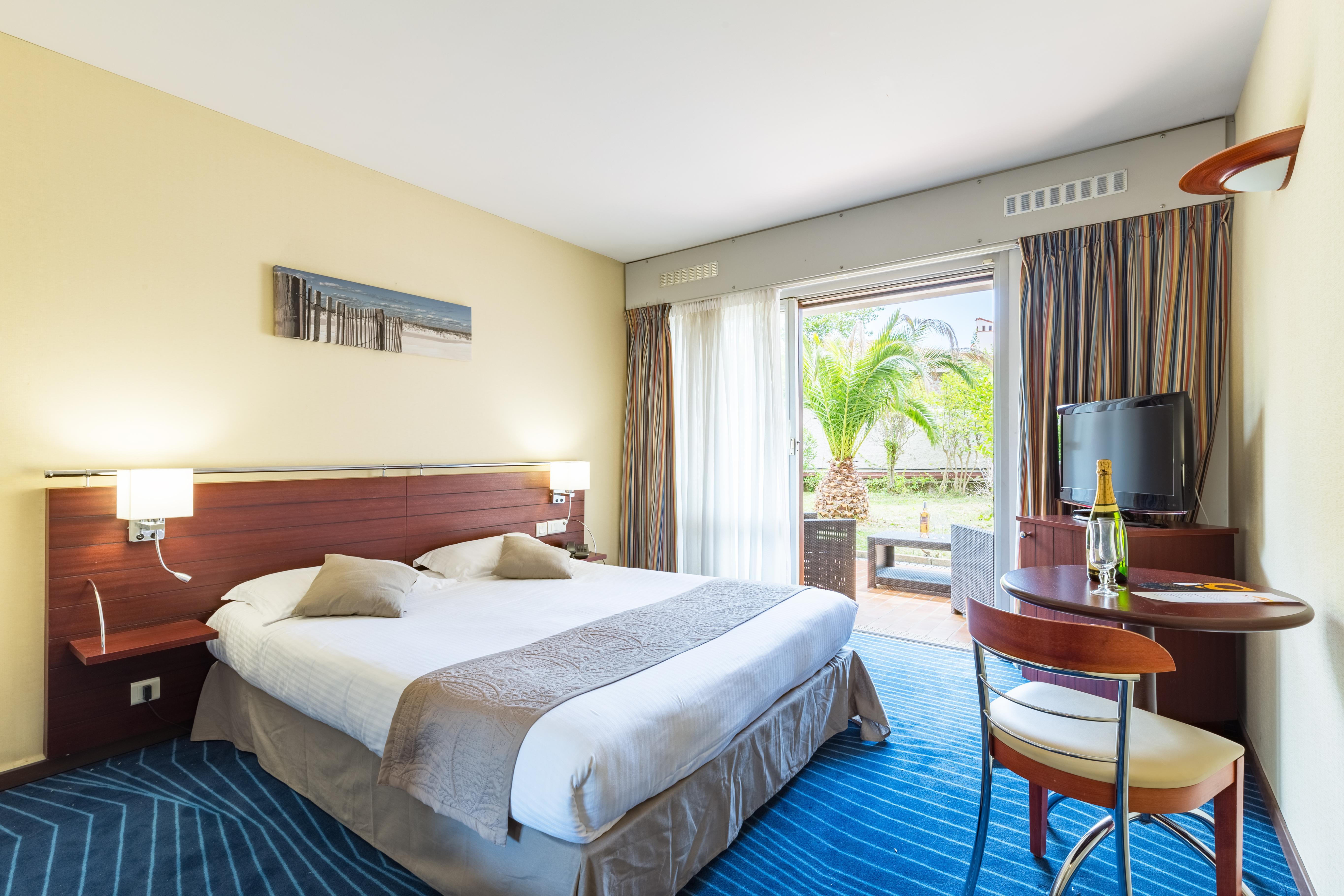 Hotel Brise De Mer - Piscine Interieure & Exterieure Saint-Raphael  Ngoại thất bức ảnh